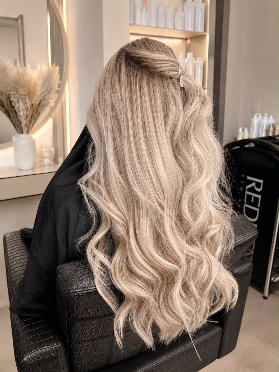 Blonde Extensions mit weichen Wellen bei Truth Mannheim